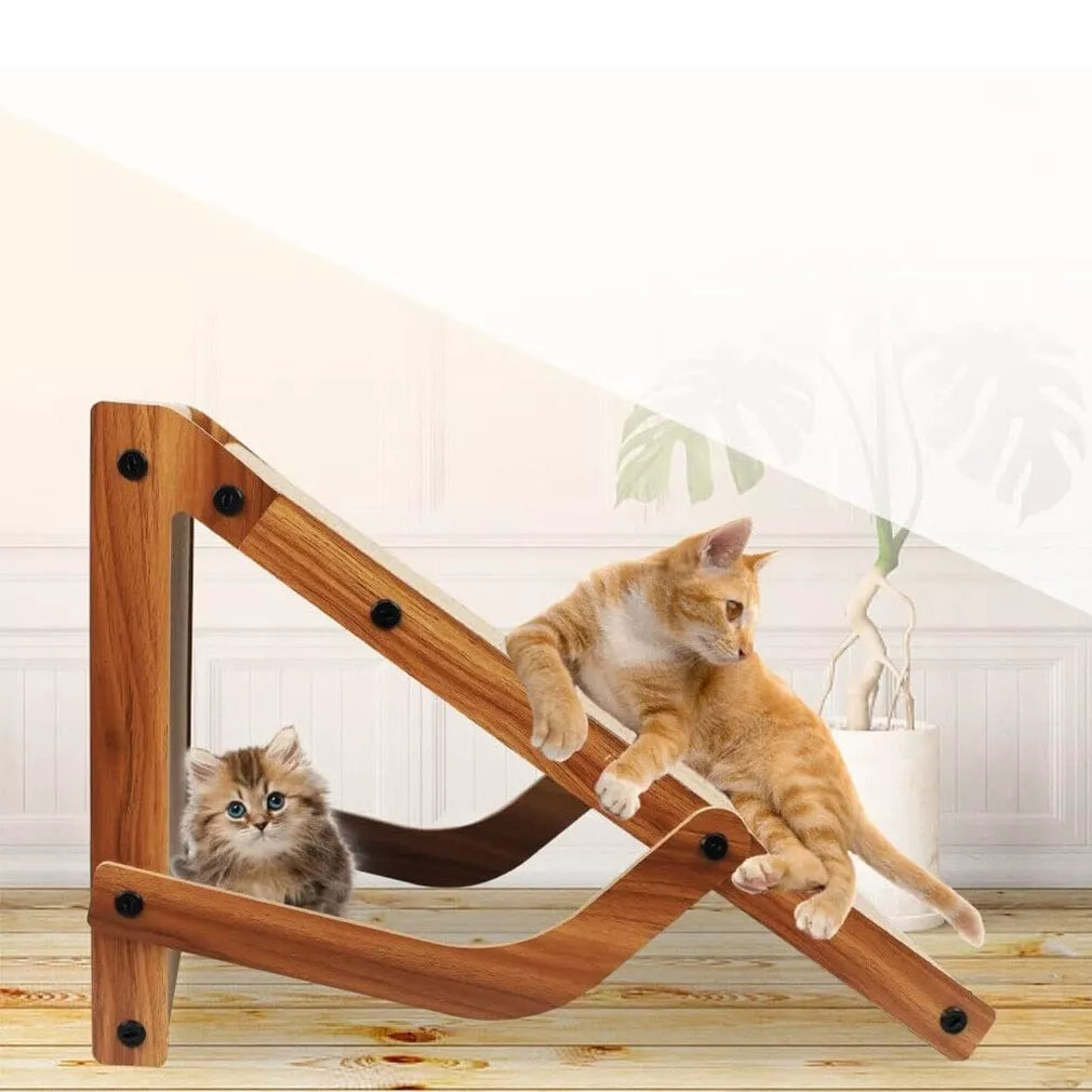 Vertikali kačių draskyklė su mediniu rėmu ir žaisliuku